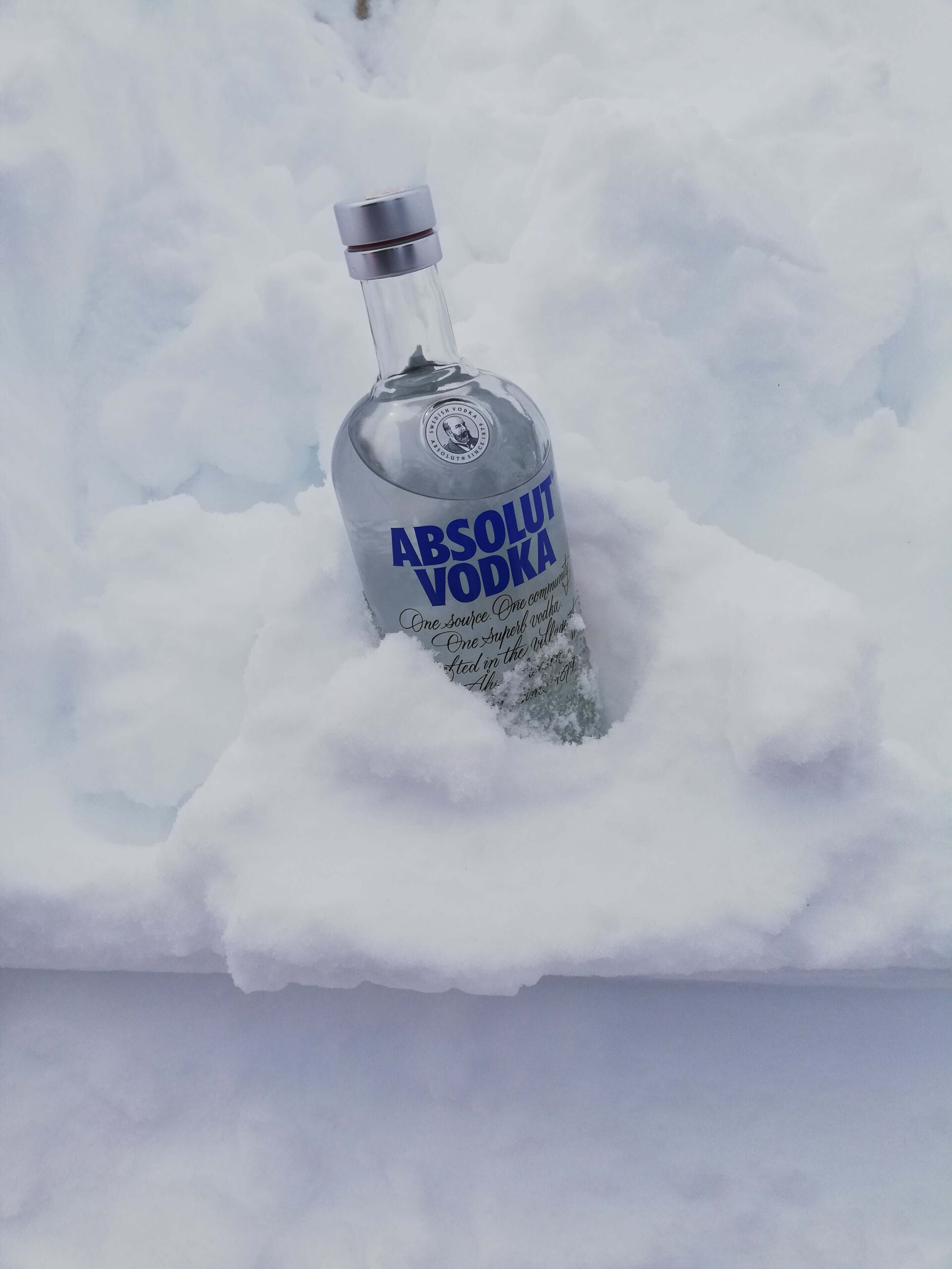 Wodkafles in de sneeuw