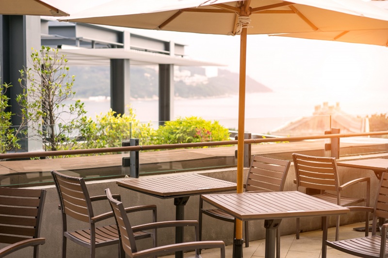 terras met parasol