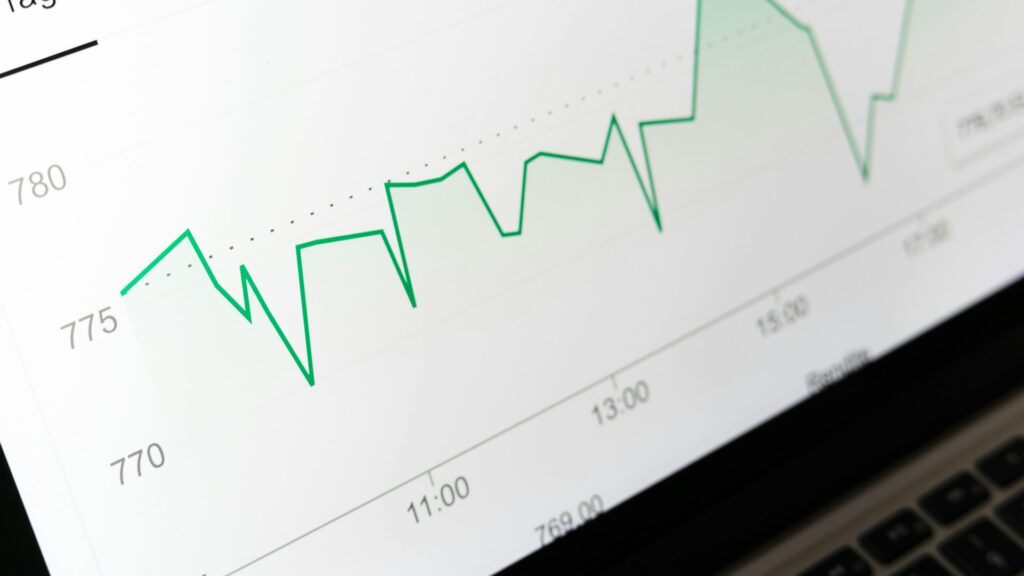 Groene lijn in een grafiek toont fluctuaties van cijfers over de dag op een laptopbeeldscherm.